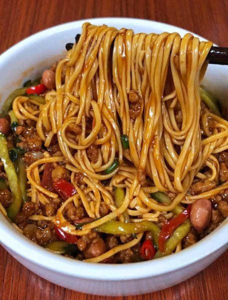 肉酱拌面這樣做，酱香浓郁，家人非常喜歡吃