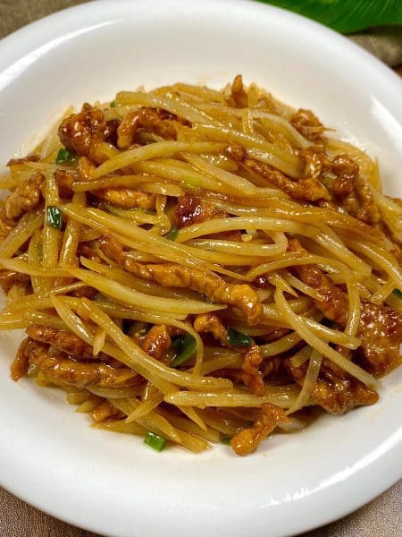 土豆丝炒肉，清脆爽口，太好吃了