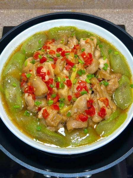 鸡肉蒸丝瓜，鲜美下饭，熱天要多吃