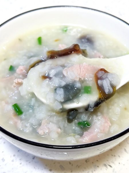 电饭煲版皮蛋瘦肉粥