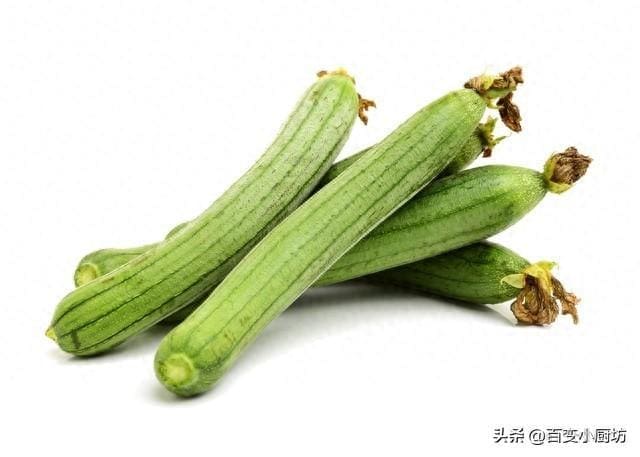炒丝瓜时，切记不能先放油，教你一招，丝瓜翠绿入味，营养又解腻