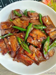 五花肉这样做，香辣可口，太下饭了