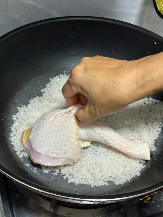 广东人“盐焗鸡”的做法，追求的原汁原味，