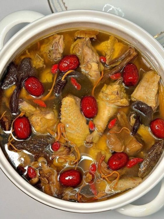 金黄鲜美的菌菇老鸡汤🥘