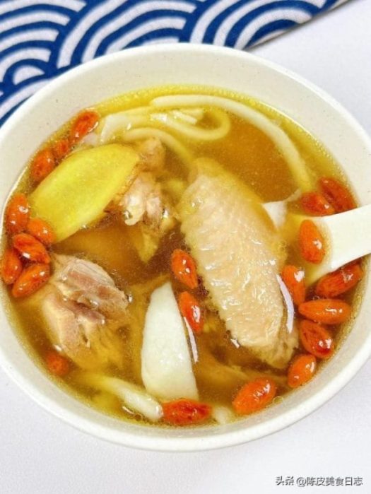 婆婆用椰子水煮汤，汤鲜味甜，一锅根本不够喝