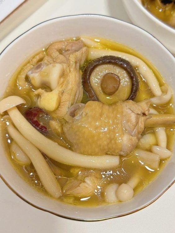 清甜浓郁，入口鲜香，谁能拒绝香菇鸡汤的魅力
