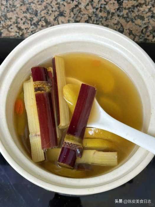 冬天吃甘蔗是大补，才喝了半个月，脾胃舒服，脸色红润润的