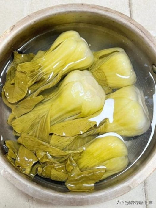 跟婆婆学的腌酸菜，隔天就能吃，超酸爽