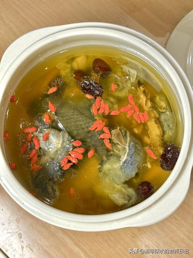 秋冬必喝黄芪当归乌鸡汤！补气养血，暖身暖胃，喝出好气色