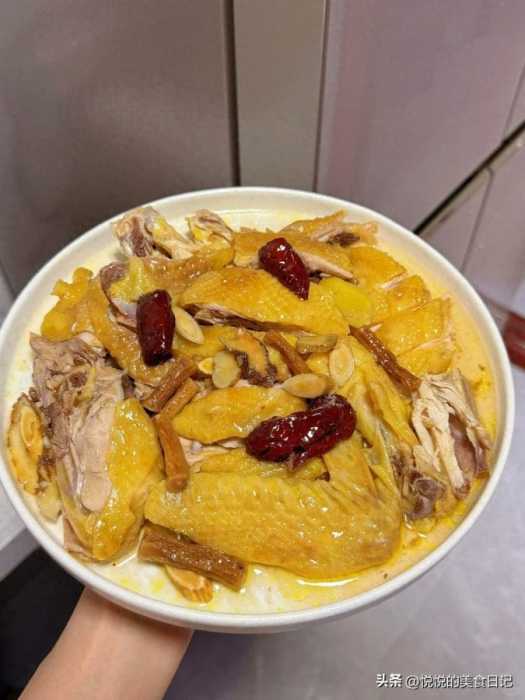 广东本地人说这是蒸鸡最好吃的做法，皮滑肉嫩超多汁